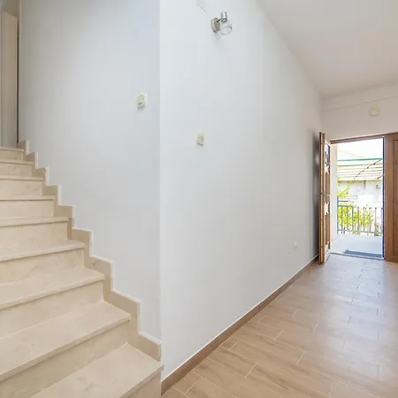 Lakeview Apartment