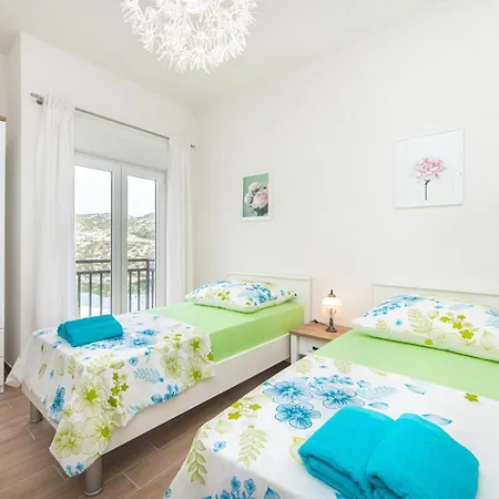 Lakeview Apartment