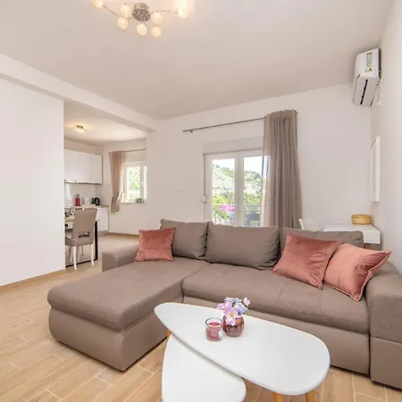 Lakeview Apartment