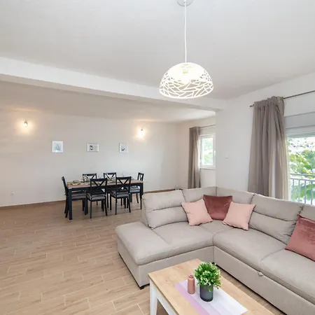 Lakeview Apartment