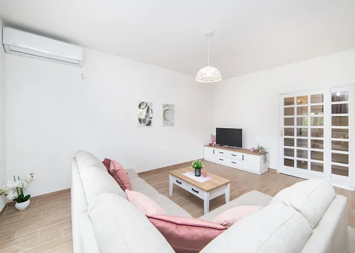 Lakeview Apartment *