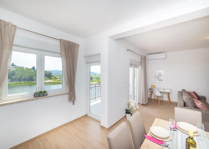 Lakeview Apartment *