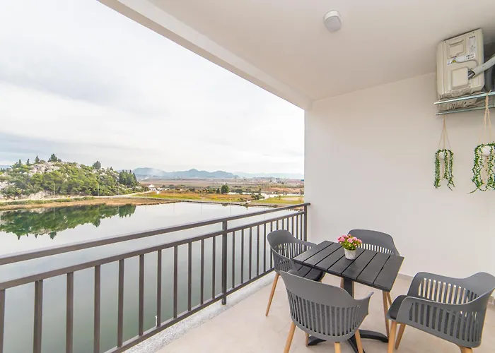 Lakeview Apartment *