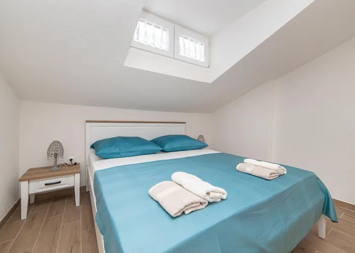 Lakeview Apartment *