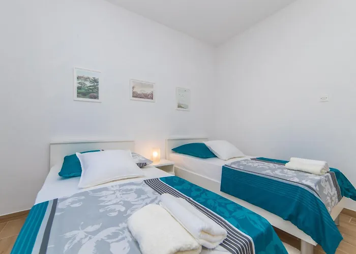 Lakeview Apartment *