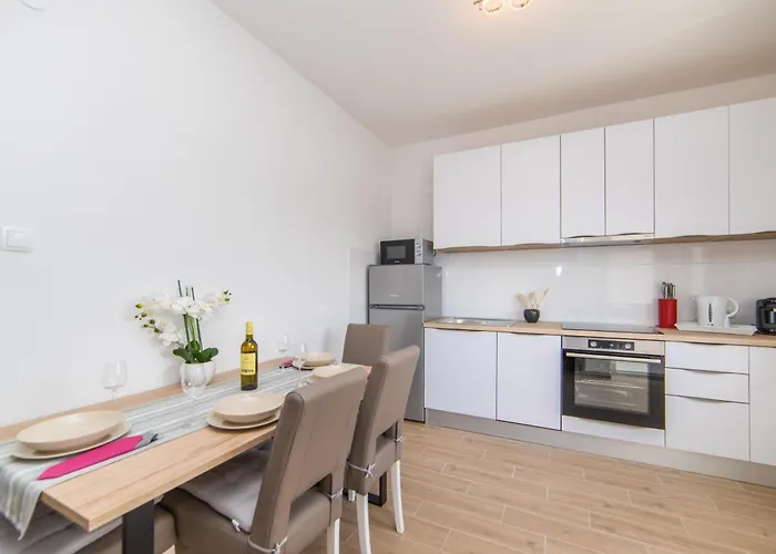 Lakeview Apartment *