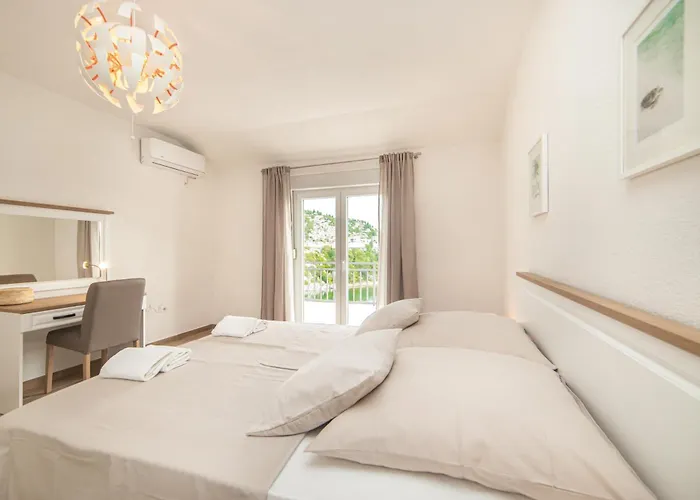 Lakeview Apartment *