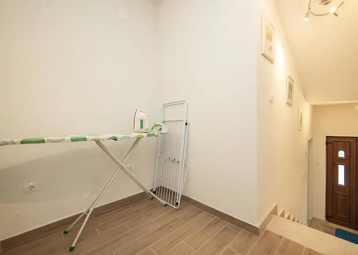 Lakeview Apartment *