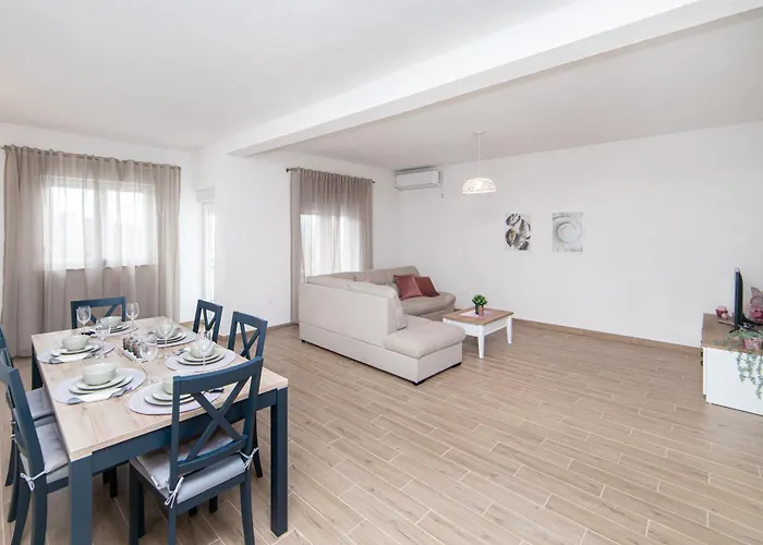 Lakeview Apartment *